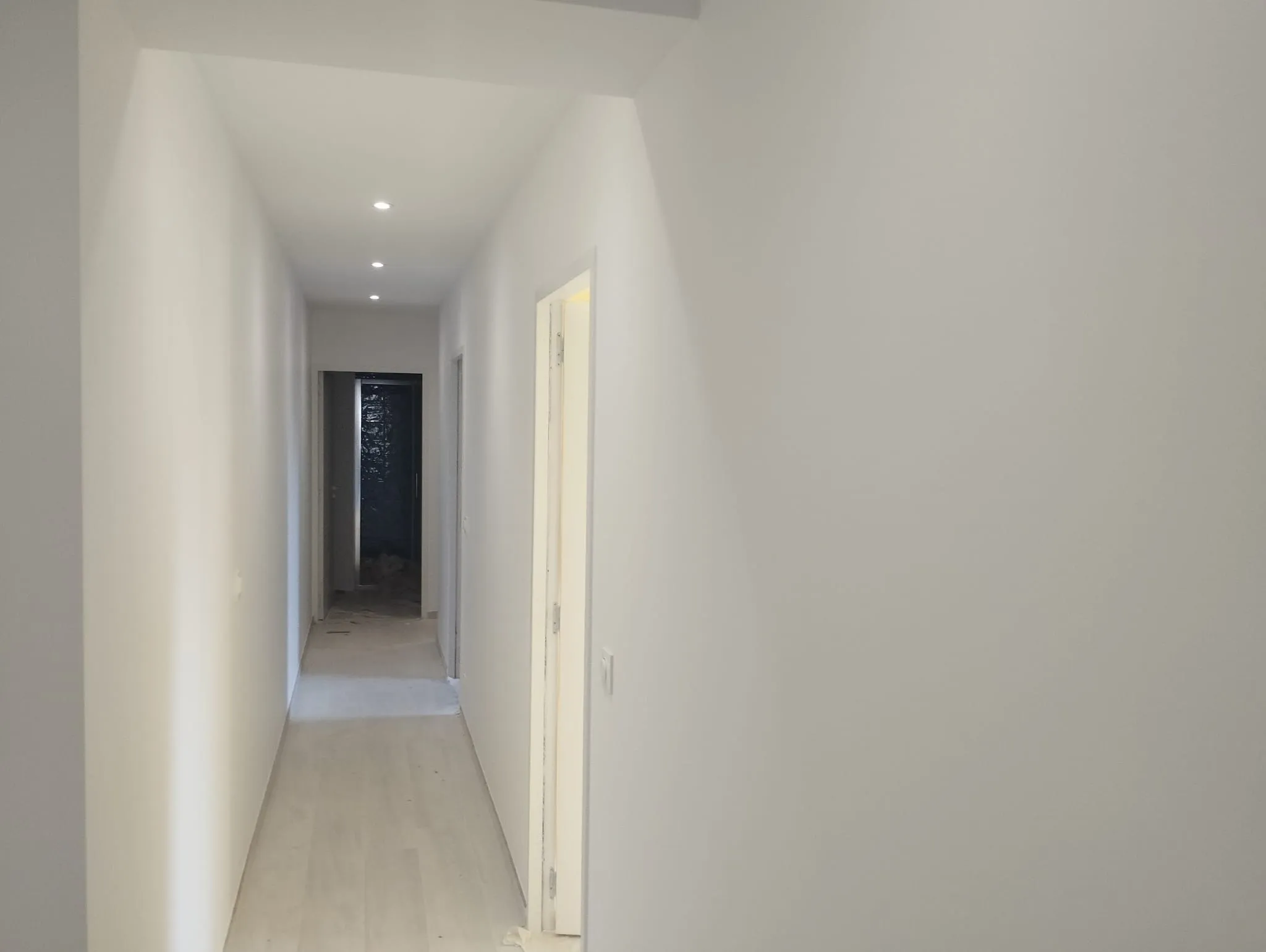 Couloir : finition blanche, murs et plafond
