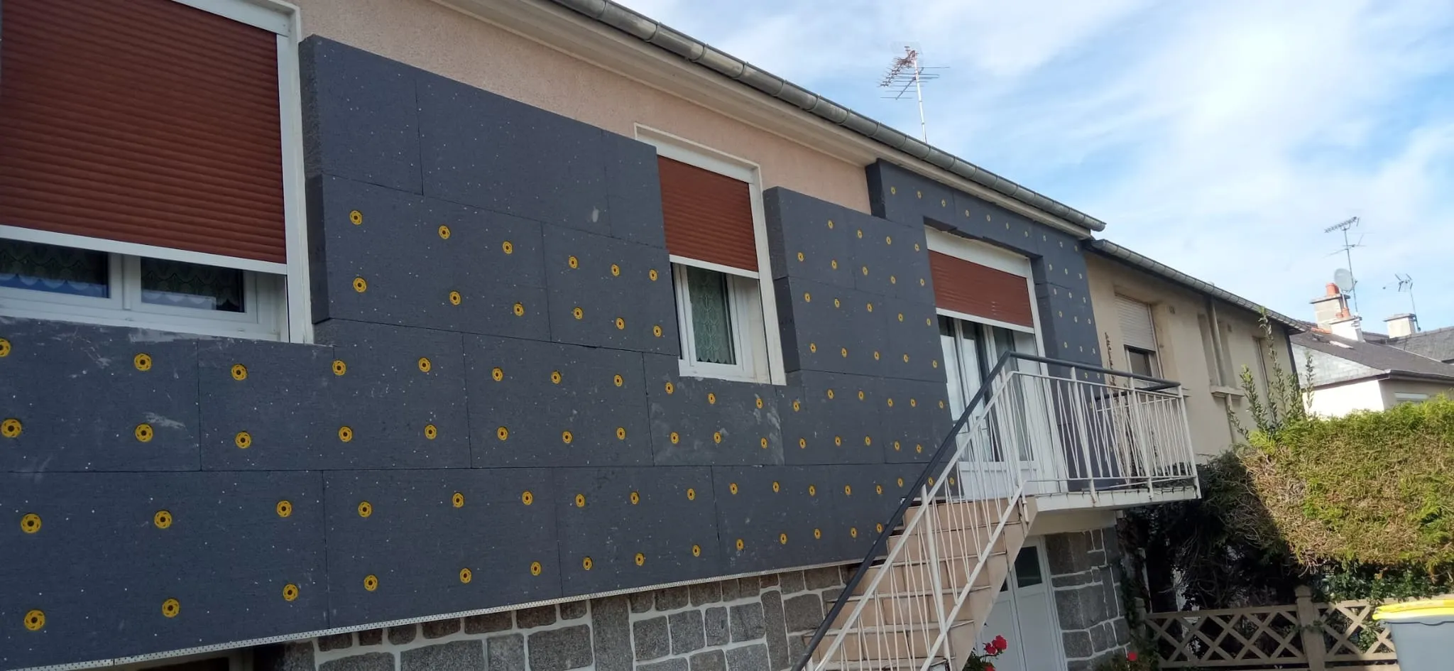 Avant : pose des panneaux isolants sur la façade (ITE)