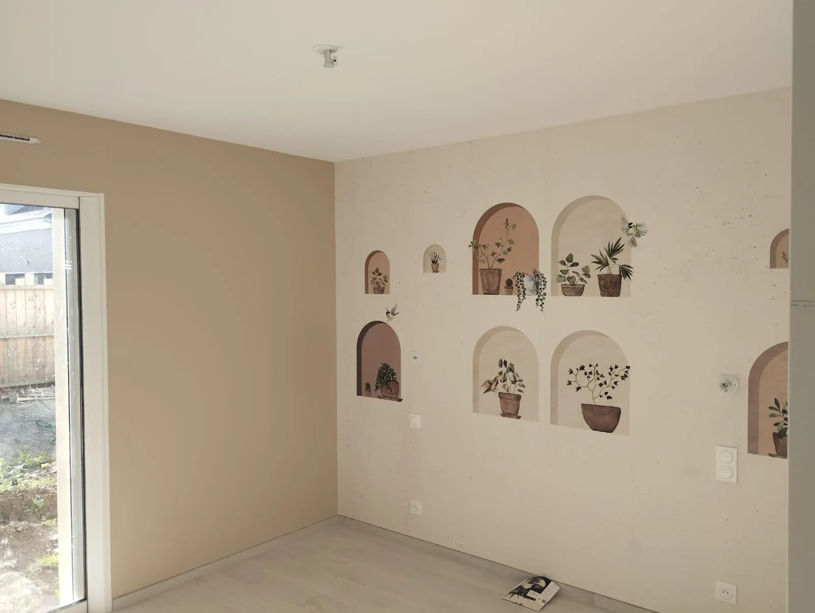 Papier peint à motifs et mur taupe, chambre