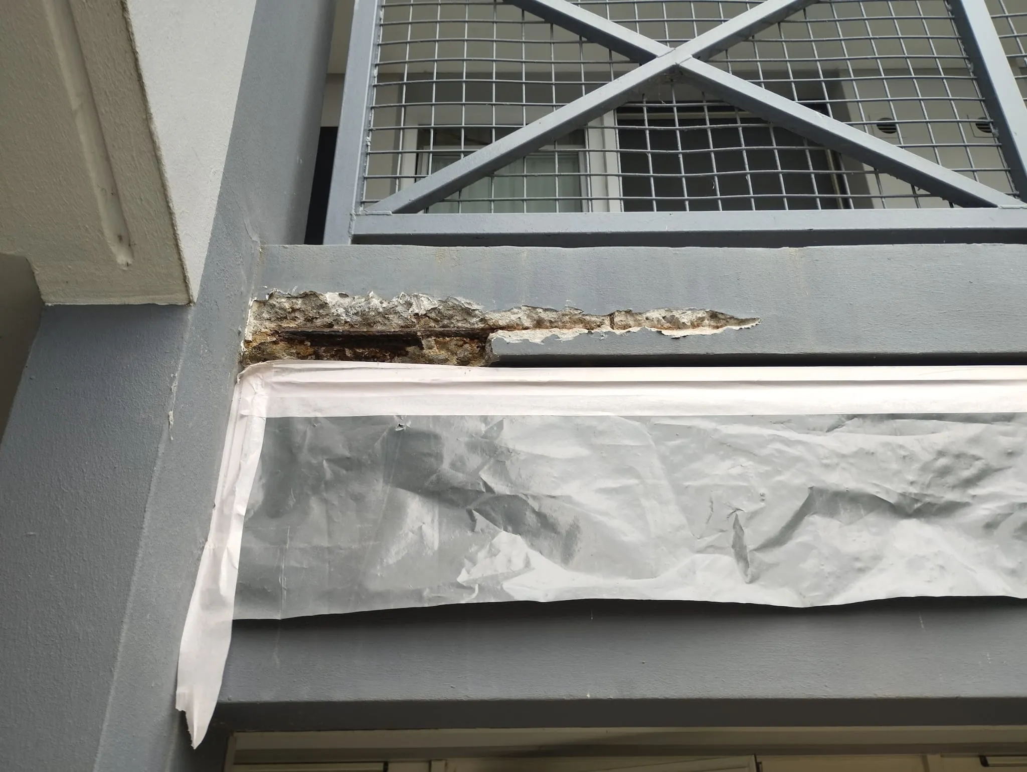 Reprise de béton : dégagement d’une armature corrodée