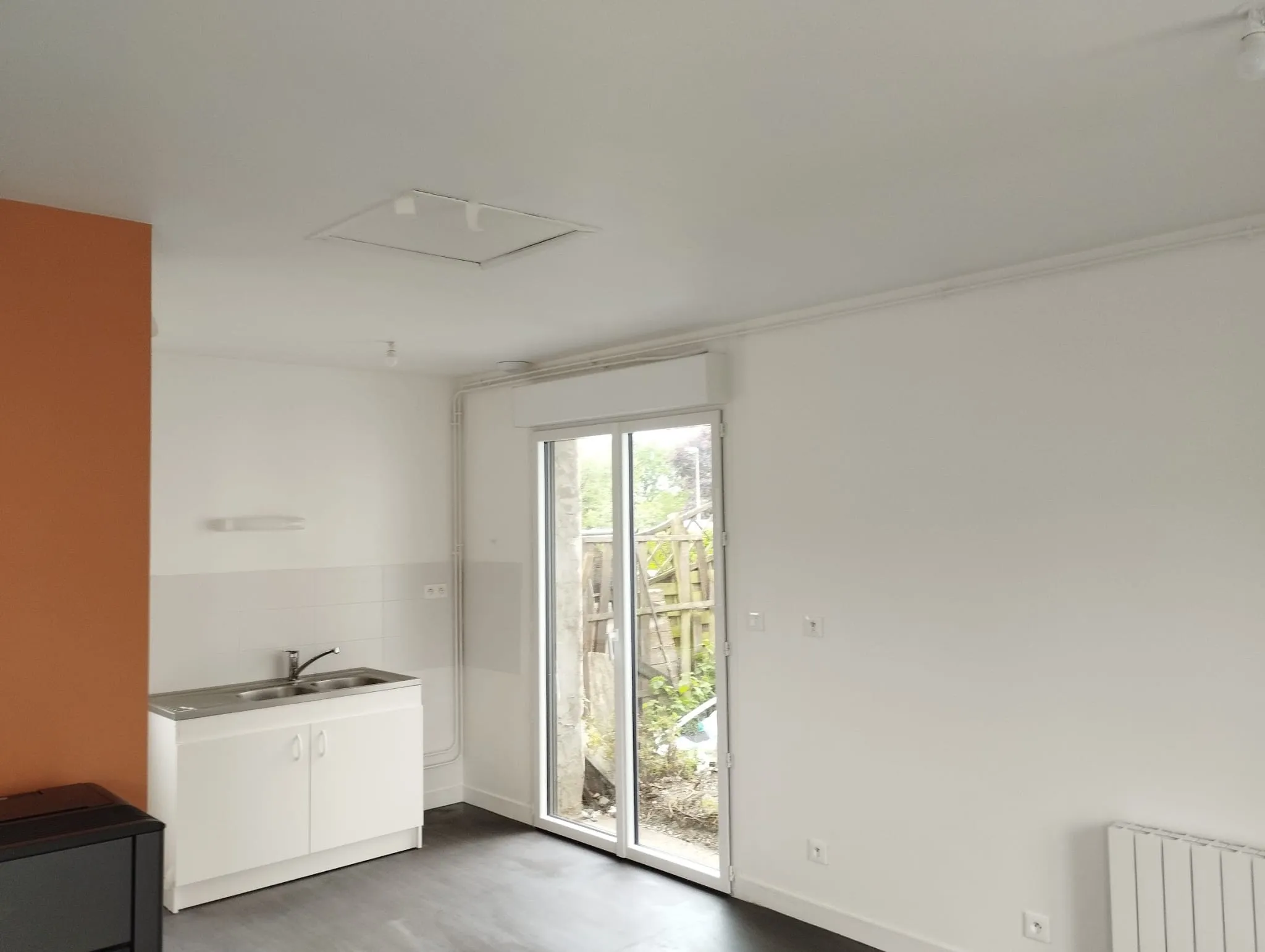 Studio : mur d’accent et coin cuisine