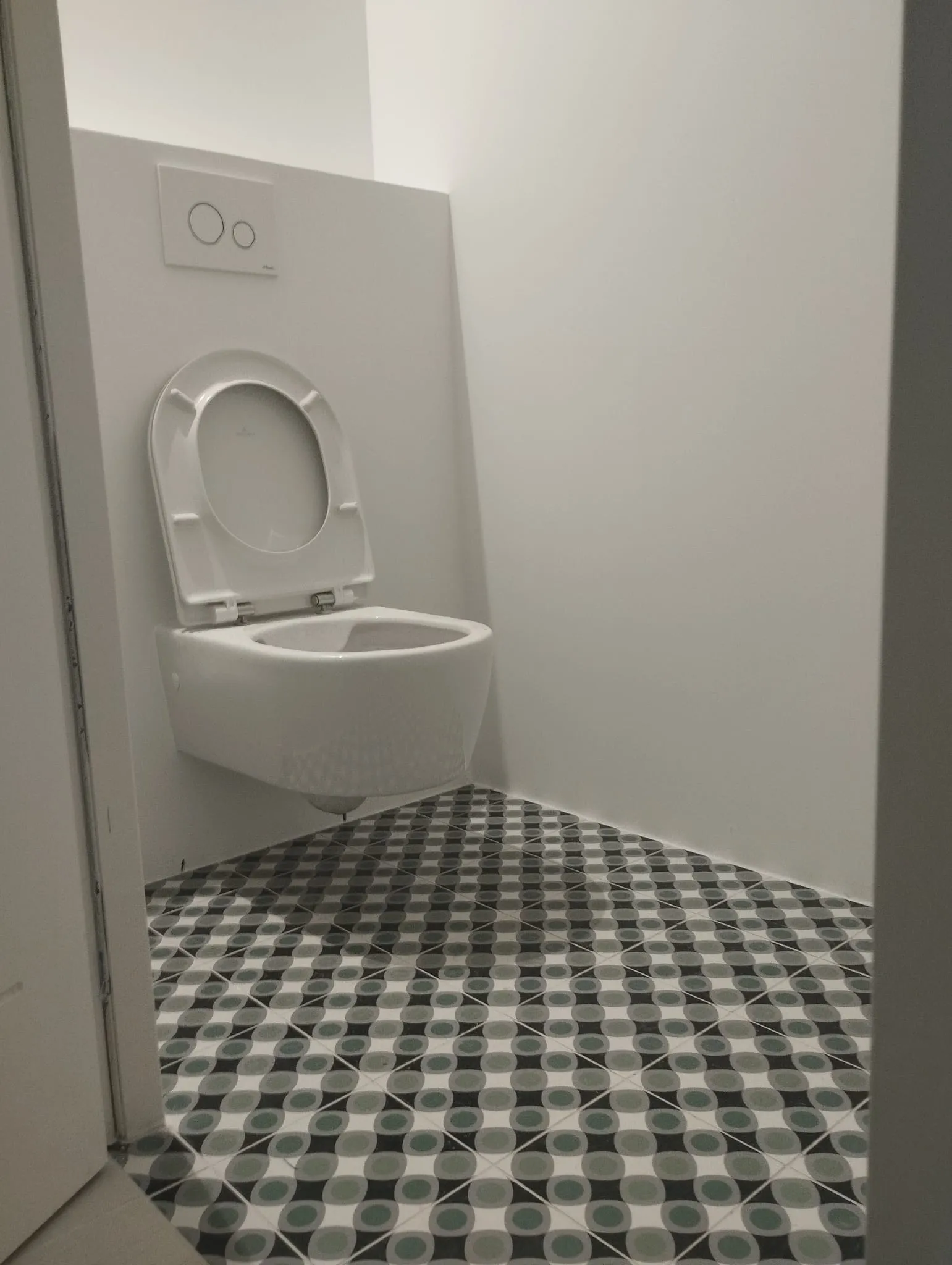 WC suspendu et sol en carreaux de ciment